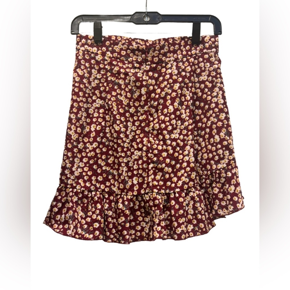 SHEIN Two Piece “Ditsy” Floral Matching outfit. Knot tie crop top & ruffle skirt - Picture 8 of 10